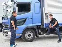 食品・雑貨・精密機械などの大型 (10t) 配送ドライバー